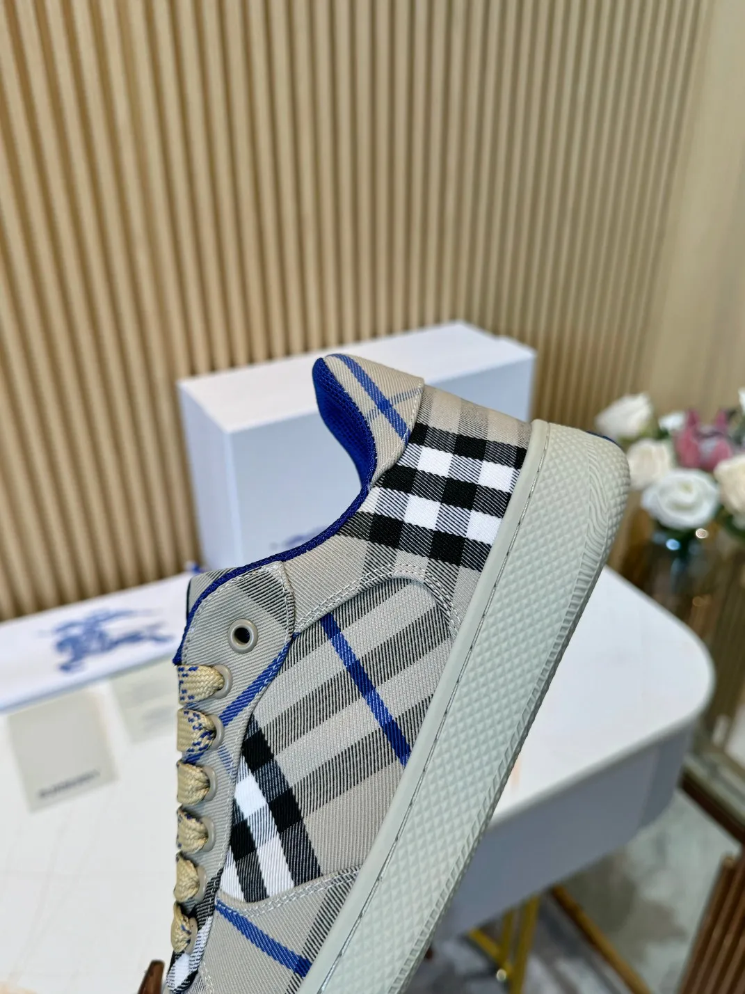 Men's men's shoes 💰560 Burberry's 2024 hot model is released. After three years, the classic plaid returns. It is versatile and decorated with worsted Burberry plaid pattern. Featuring a mesh lining and checkered laces, the rubber sole features the archive Burberry monogram. From Burberry's iconic collection, these wardrobe staples are interpreted with the brand's signature style.   ✅Fabric: classic cotton ✅Lining: original board lining, silk cowhide lining ✅Outsole: TPU ✅Color: blue and white ✅Number: Men's 39-45 (45 customized)